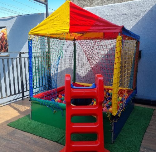 Montagem de Piscina de Bolinha